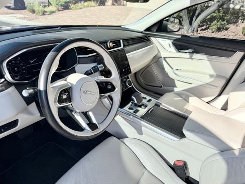 Used 2021 Jaguar XF SE image 9