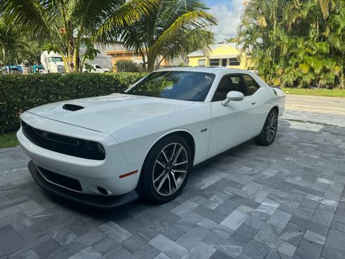 Used 2023 Dodge Challenger R/T RWD image 4