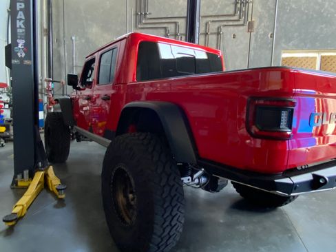 Used 2020 Jeep Gladiator Rubicon image 2
