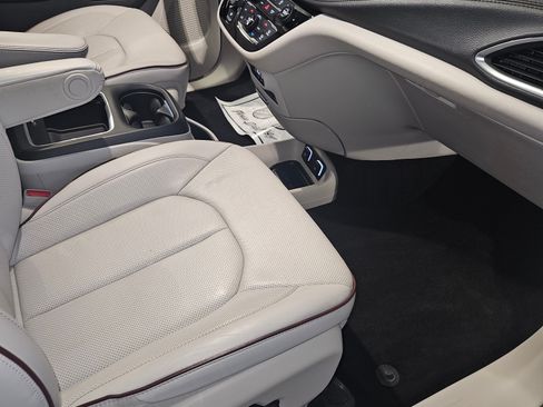 Used 2020 Chrysler Pacifica Limited image 19