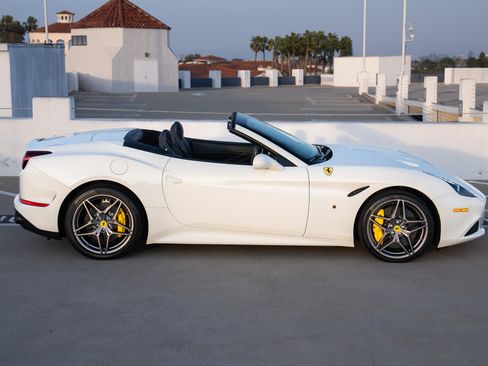 Used 2017 Ferrari California T RWD image 11