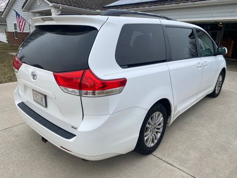 Used 2011 Toyota Sienna XLE image 4