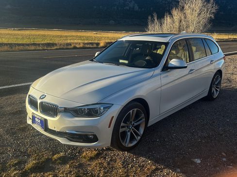 Used 2018 BMW 330i xDrive Wagon w/ Premium Package image 2