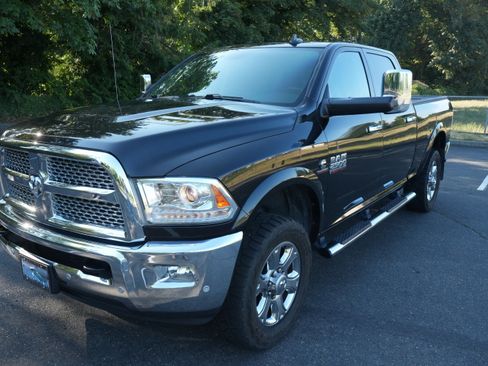 Used 2018 RAM 2500 Laramie w/ Convenience Group AWD/4WD image 2