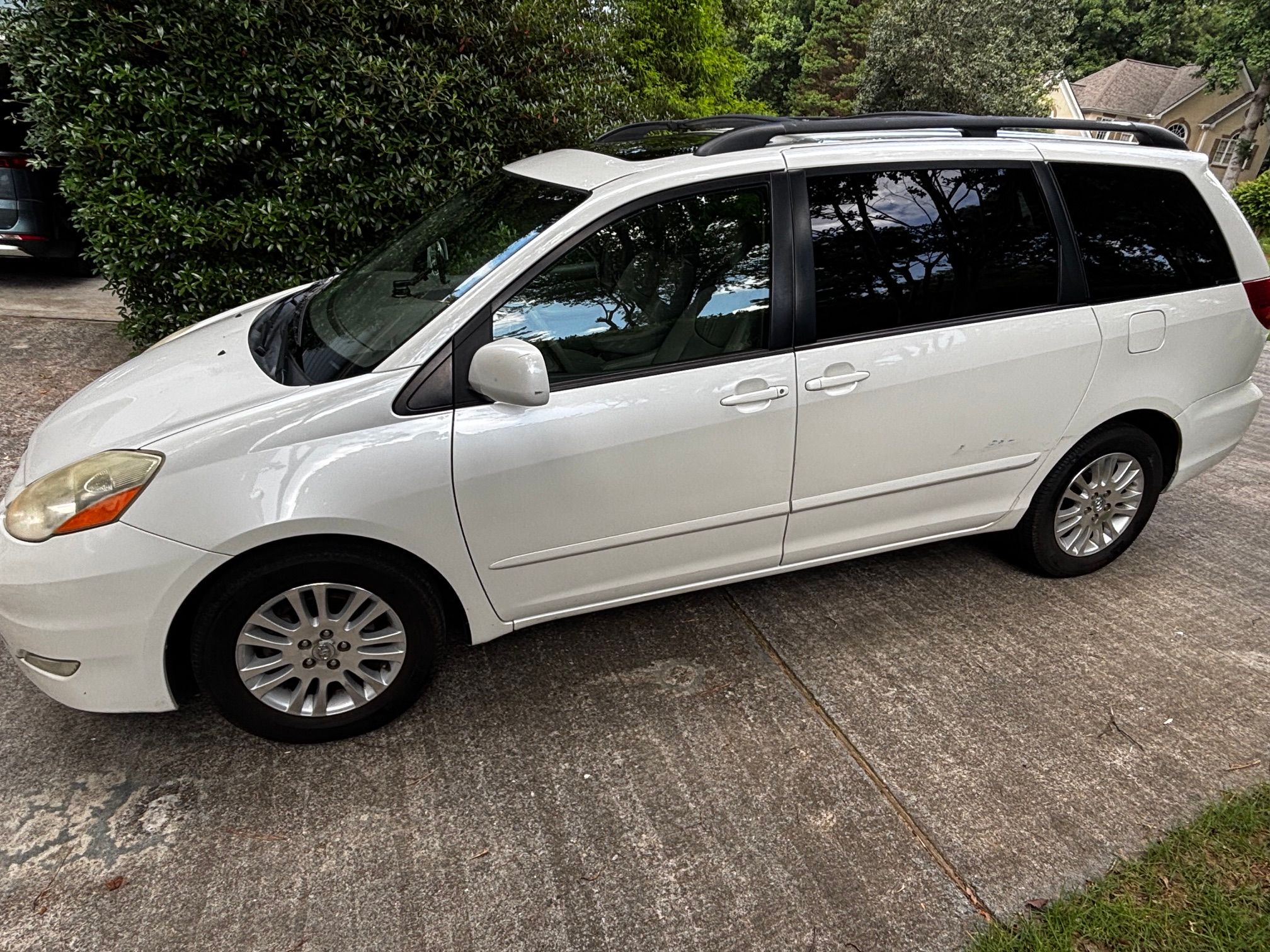 Used 2009 Toyota Sienna XLE w/ Towing Prep Pkg FWD image 5