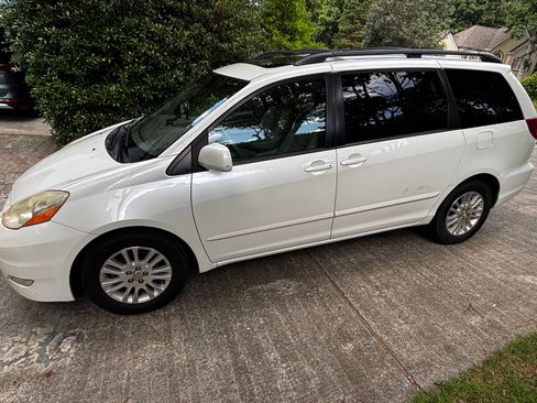 Used 2009 Toyota Sienna XLE w/ Towing Prep Pkg FWD image 5