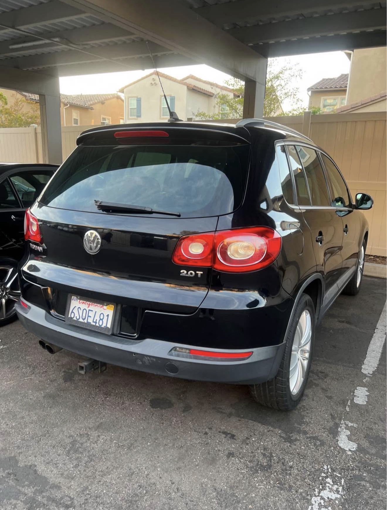Used 2011 Volkswagen Tiguan SE FWD image 2