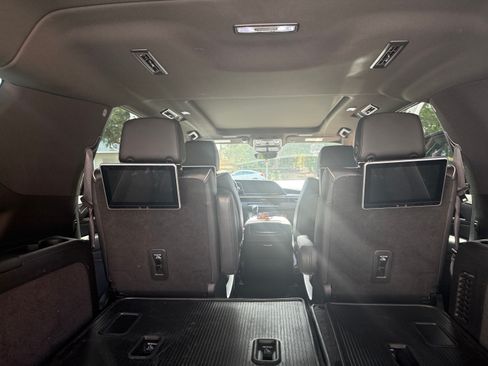 Used 2022 Cadillac Escalade ESV Premium Luxury image 16