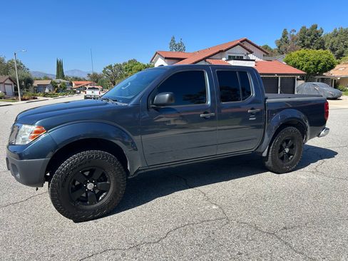 Used 2014 Nissan Frontier SV w/ SV Value Truck Package RWD image 1