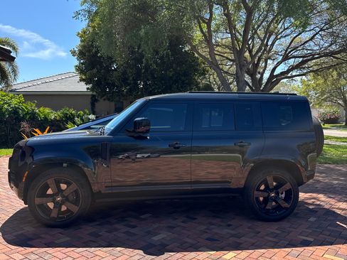 Used 2025 Land Rover Defender 110 X-Dynamic SE image 2