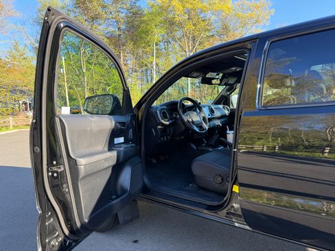 Used 2016 Toyota Tacoma TRD Off-Road w/ Premium & Technology Package AWD/4WD image 14