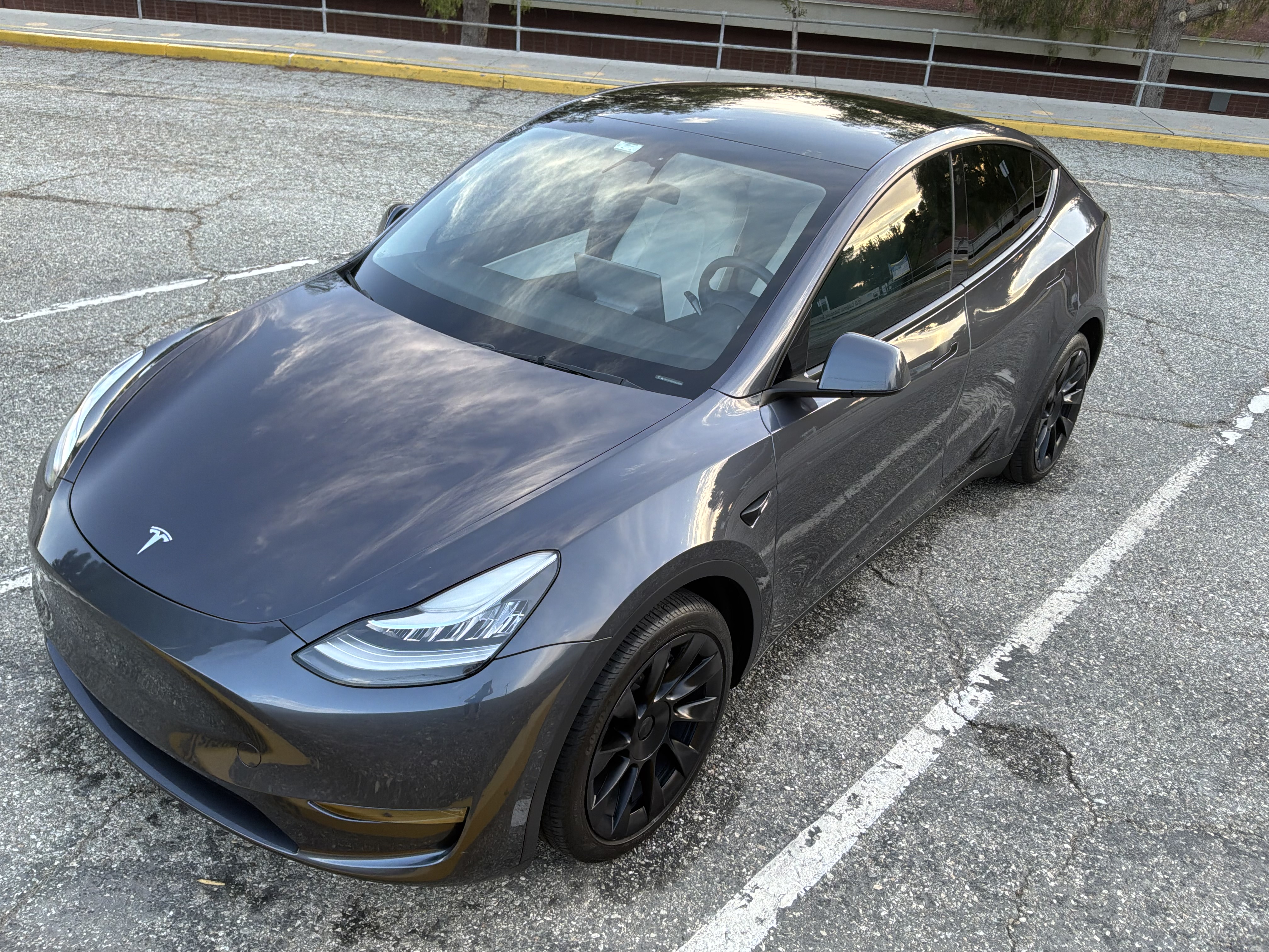 Used 2022 Tesla Model Y Long Range AWD/4WD image 2