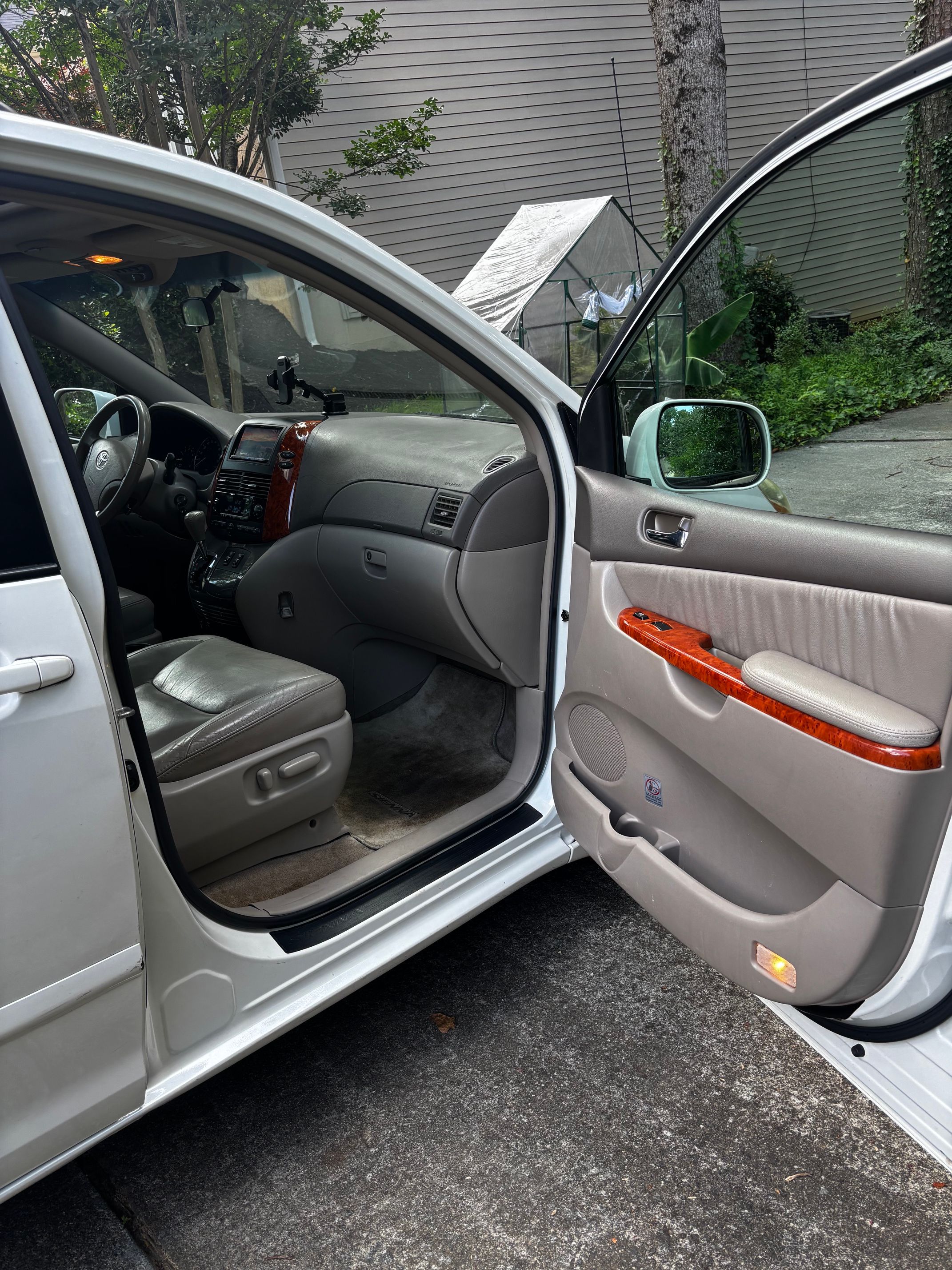 Used 2009 Toyota Sienna XLE w/ Towing Prep Pkg FWD image 11