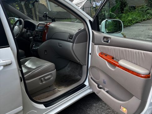 Used 2009 Toyota Sienna XLE w/ Towing Prep Pkg FWD image 11