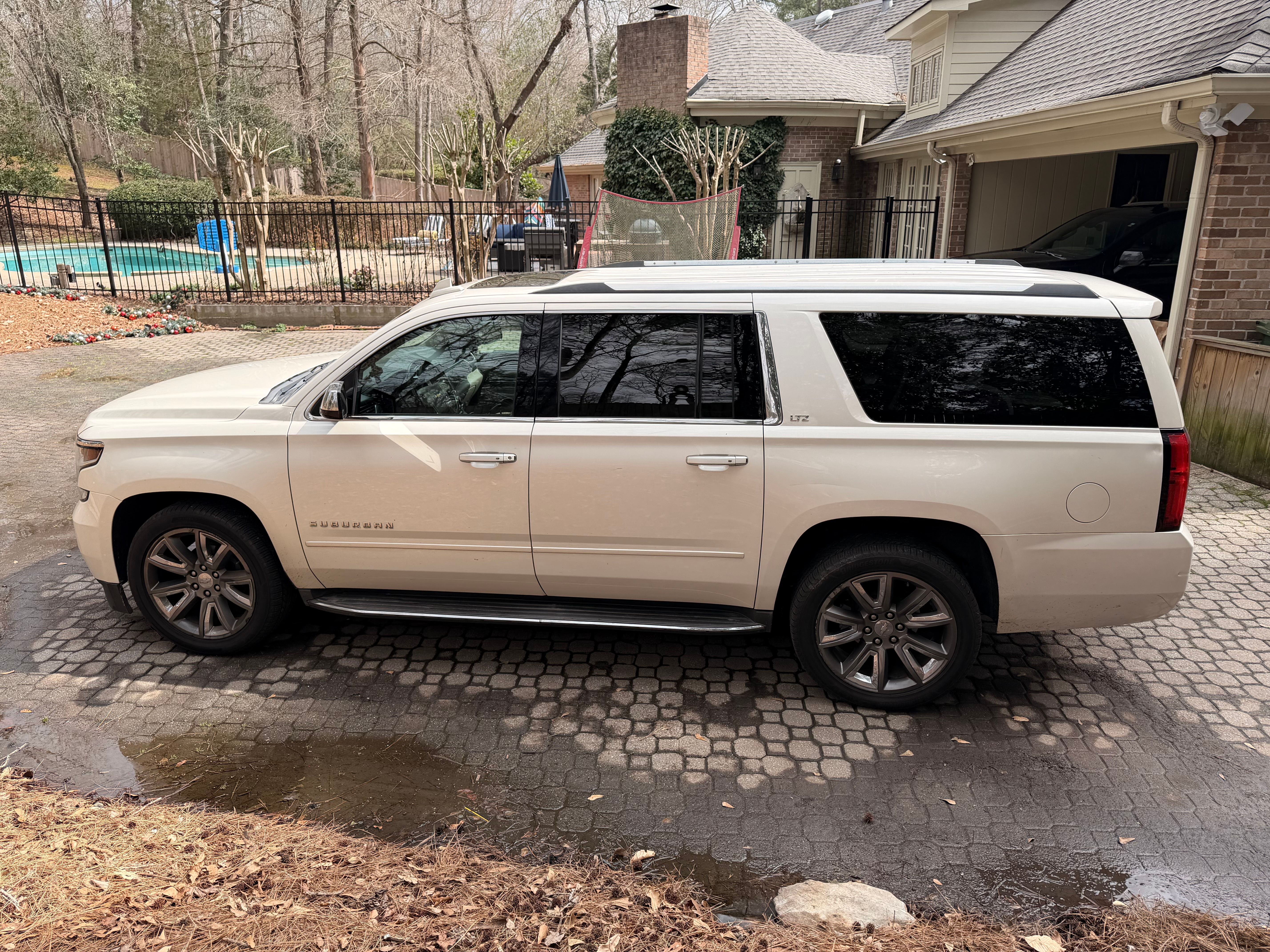 Used 2015 Chevrolet Suburban LTZ RWD image 5