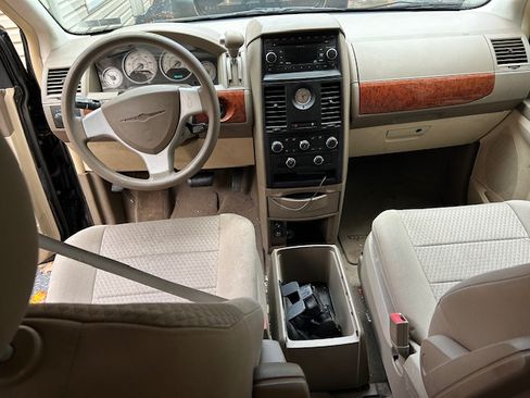 Used 2008 Chrysler Town & Country LX image 8