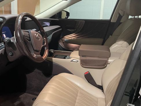 Used 2018 Lexus LS 500 w/ Interior Upgrade Package image 10