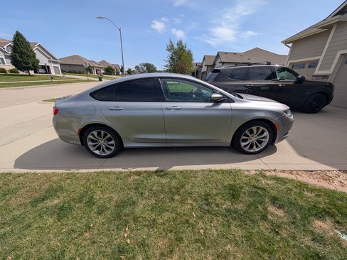 Used 2015 Chrysler 200 S FWD image 6