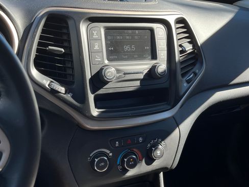 Used 2017 Jeep Cherokee Sport image 11