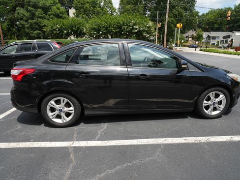 Used 2014 Ford Focus SE w/ SE Winter Package FWD image 9