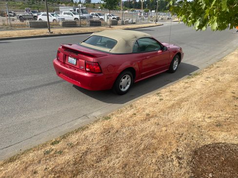 Used 2000 Ford Mustang Convertible RWD image 6