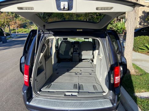 Used 2009 Chrysler Town & Country Touring image 14