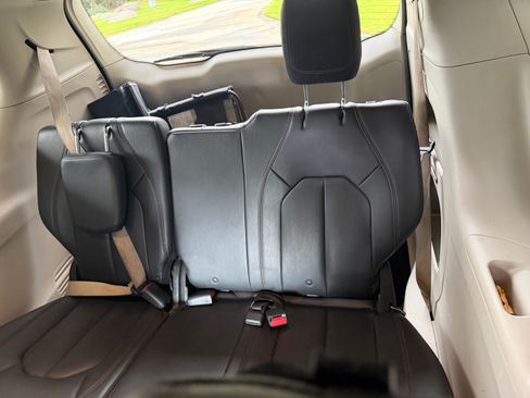 Used 2017 Chrysler Pacifica Touring-L image 16