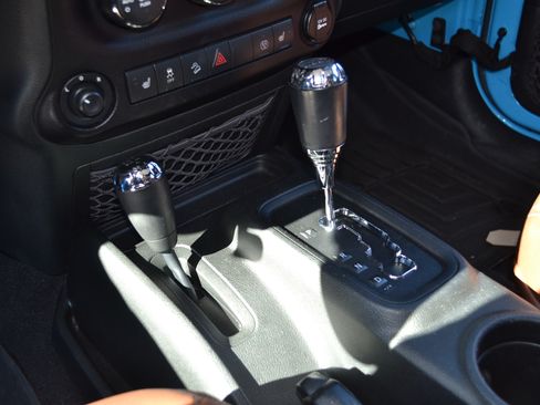 Used 2017 Jeep Wrangler Unlimited Sahara w/ Connectivity Group image 12