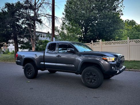 Used 2019 Toyota Tacoma TRD Off-Road AWD/4WD image 5