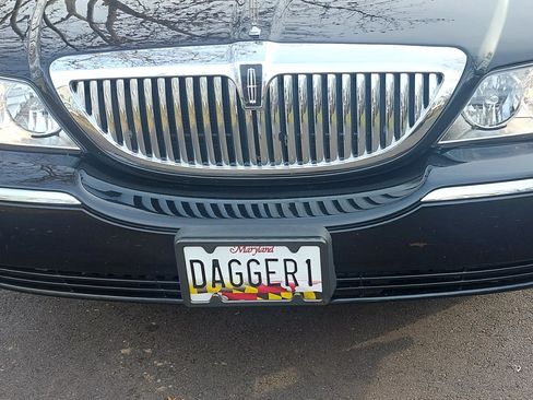 Used 2011 Lincoln Town Car Signature Limited image 6