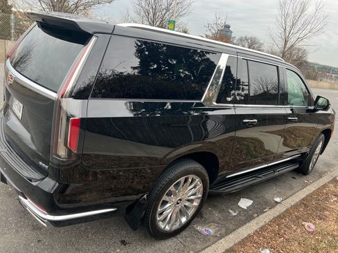 Used 2023 Cadillac Escalade ESV Premium Luxury image 4