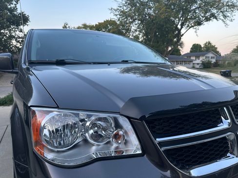 Used 2016 Dodge Grand Caravan SXT w/ UConnect Hands-Free Group image 4