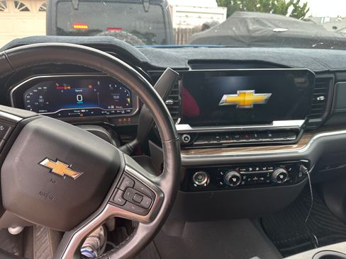 Used 2023 Chevrolet Silverado 1500 LT AWD/4WD image 10