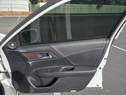 Used 2017 Honda Accord EX-L image 18