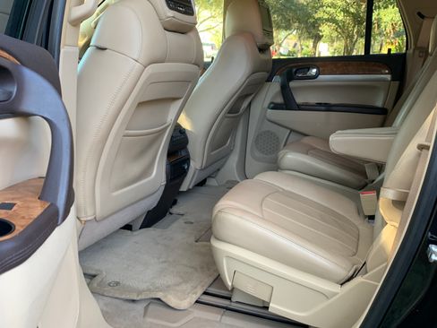 Used 2010 Buick Enclave CXL image 12