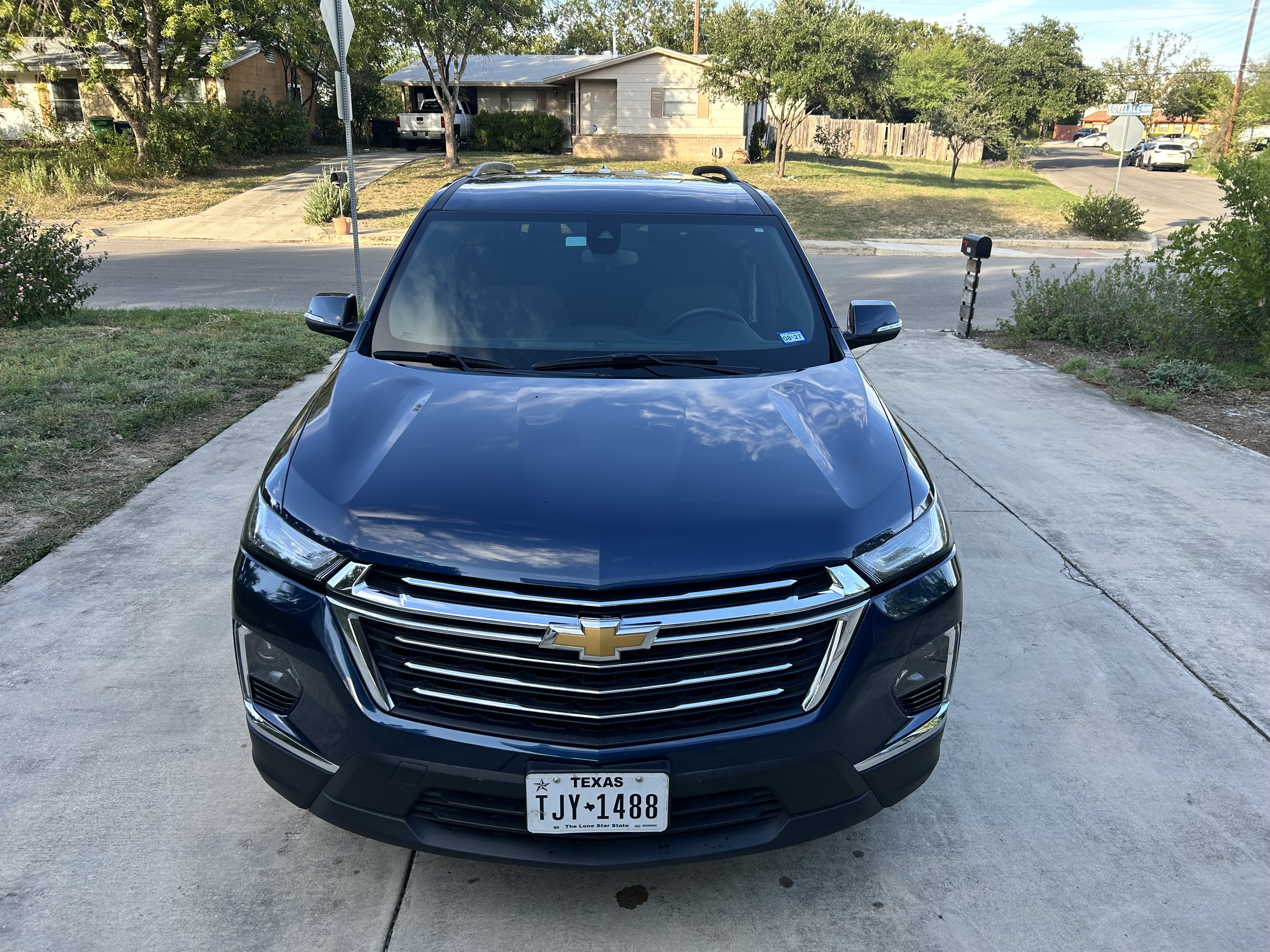 Used 2023 Chevrolet Traverse LT FWD image 2