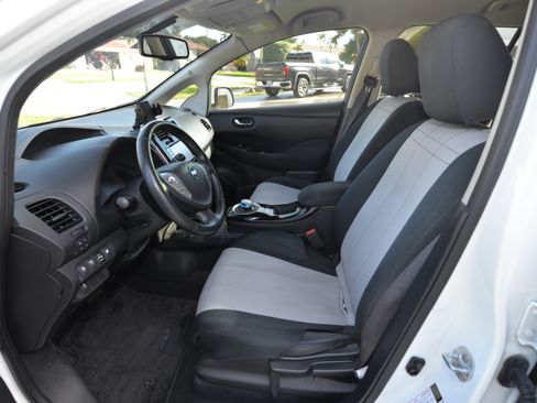 Used 2015 Nissan Leaf SV image 10