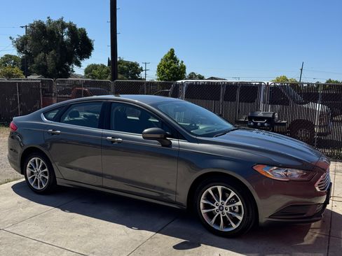 Used 2017 Ford Fusion SE w/ Fusion SE Technology Package FWD image 17