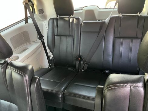 Used 2014 Chrysler Town & Country Touring FWD image 5