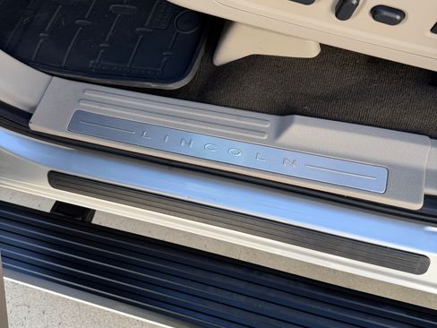 Used 2016 Lincoln Navigator Select image 24