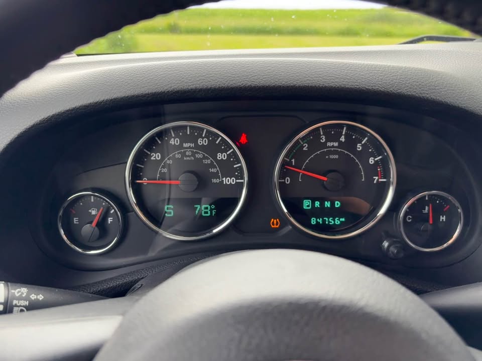 Used 2015 Jeep Wrangler Unlimited Sahara w/ Connectivity Group AWD/4WD image 11
