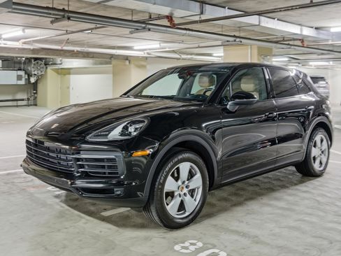 Used 2019 Porsche Cayenne Sport Utility 4D image 2