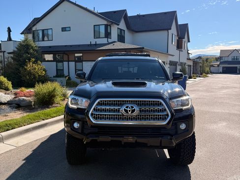 Used 2017 Toyota Tacoma TRD Sport AWD/4WD image 10