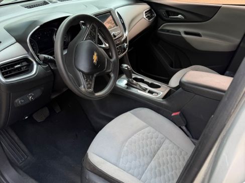Used 2019 Chevrolet Equinox LT image 2