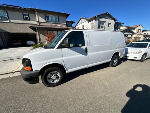 Used 2017 Chevrolet Express 2500 image 2