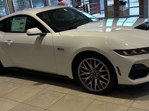 Used 2025 Ford Mustang GT Premium RWD image 4