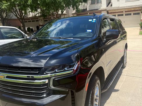 Used 2021 Chevrolet Suburban LT RWD image 2
