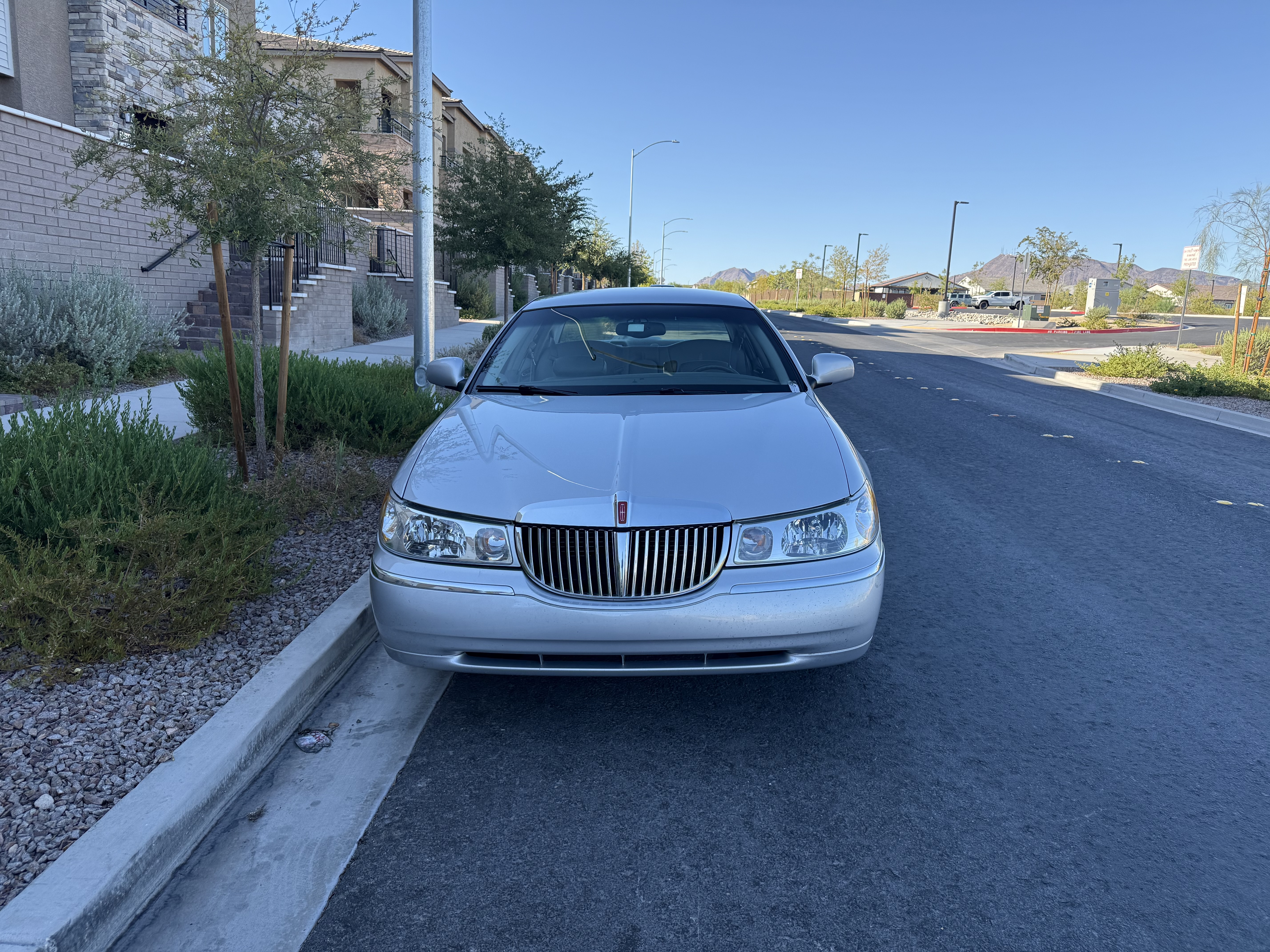 Used 2001 Lincoln Town Car Executive RWD image 4