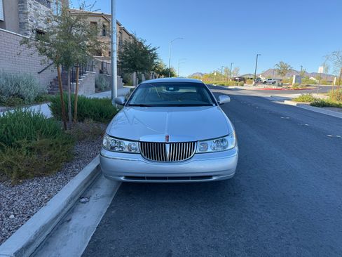 Used 2001 Lincoln Town Car Executive RWD image 4