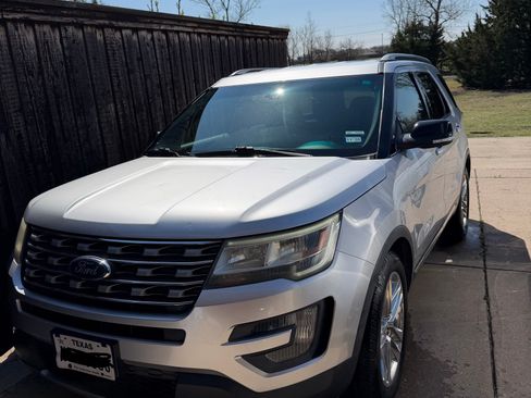 Used 2016 Ford Explorer XLT w/ Equipment Group 201A image 2